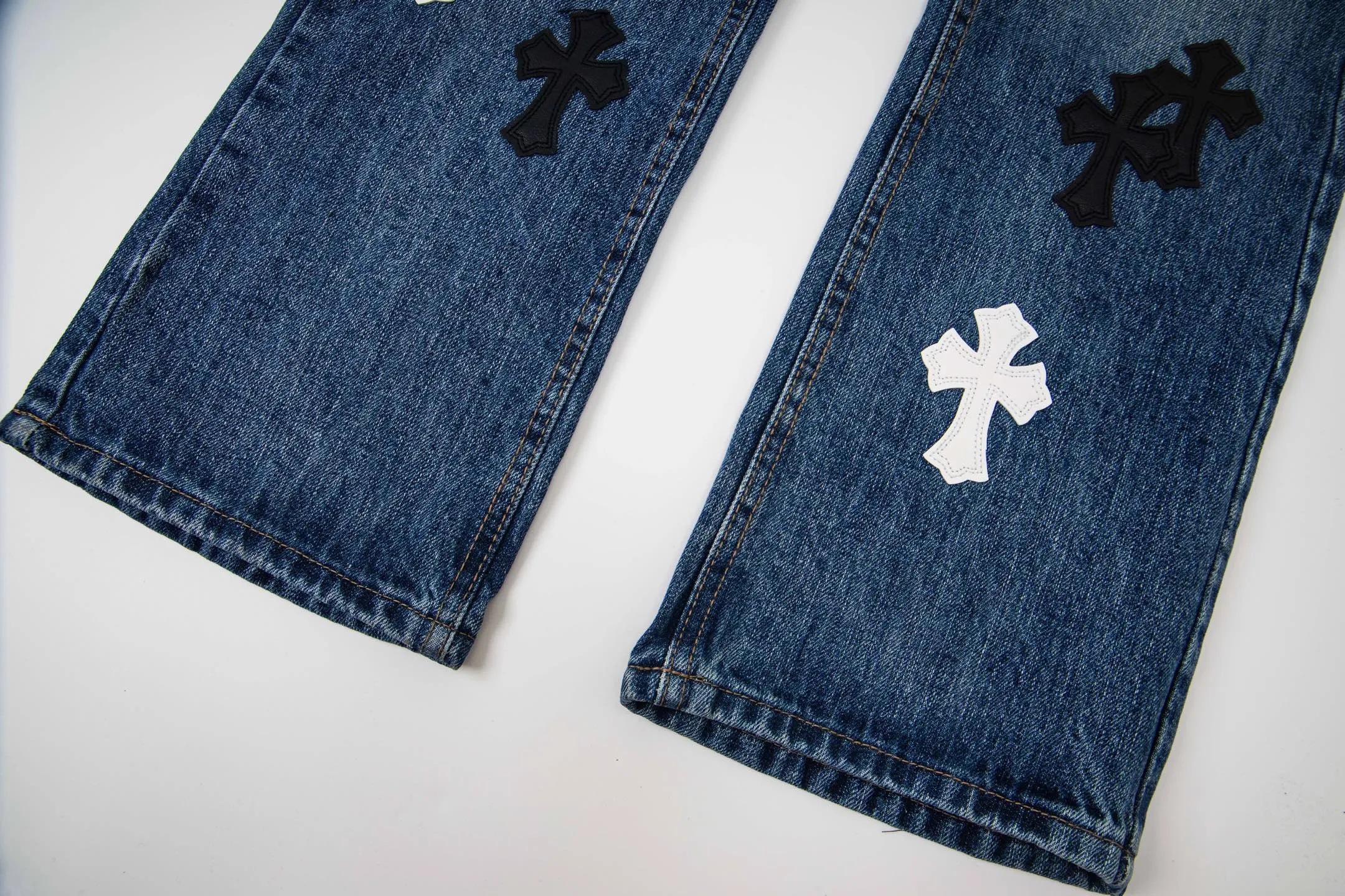 P240 Chrome Hearts Chrome Hearts blue pants, black and white multi-leather jeans, multi-leather label work jeans, ch jeans, all need to be washed and then disassembled and hand-stitched with sheepskin cross leather and then spliced to complete. The whole process is too complicated to describe. About Chrome Hearts This is an extremely luxurious fashion brand that can also be called the nobility of the high street. It has always been an exclusive brand for some hipsters or rich second generations. Compared with ordinary high streets, it is more luxurious and noble. Compared with luxury brands, it is more fashionable and individual. It has always been a brand that I have a special liking for. Style number: 1790# Color: blue Size: 28 30 32 34 36